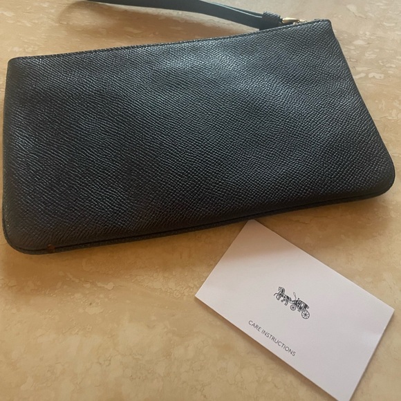 Coach LIKE NEW Wallet Wristlet 5” x 8”
Gold hardware - Picture 5 of 11